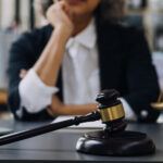 ילד מחוץ לנישואין – המדריך המשפטי הלכתי המלא (מזונות, אבהות, ירושה)