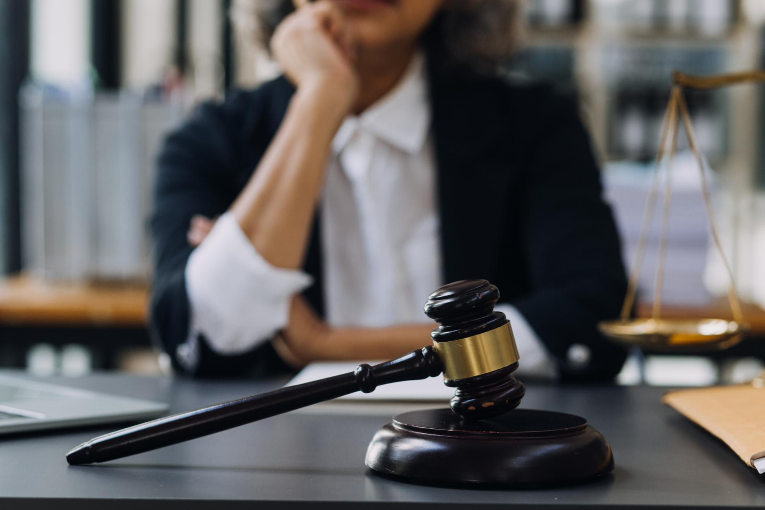 ילד מחוץ לנישואין – המדריך המשפטי הלכתי המלא (מזונות, אבהות, ירושה)