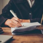 כמה זמן לוקח להוציא צו הרחקה? מדריך מקיף למבקשים הגנה משפטית