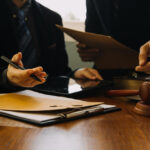 סכסוך שכנים – מי מוסמך להכריע, איך פועלים, ואילו עילות באמת עובדות