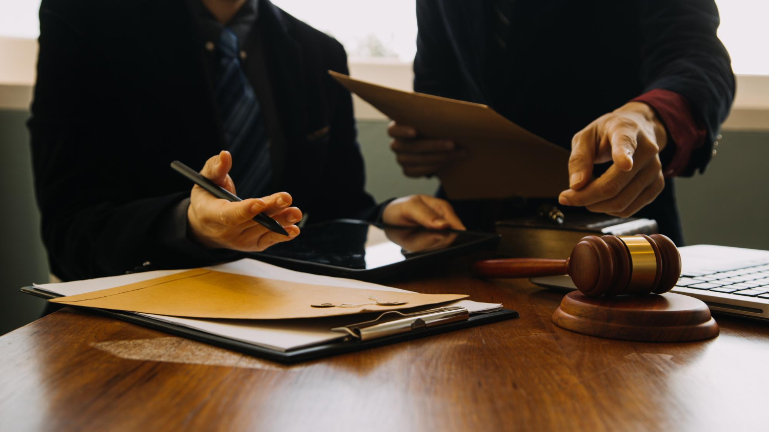 סכסוך שכנים – מי מוסמך להכריע, איך פועלים, ואילו עילות באמת עובדות