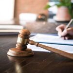 קובלנה פלילית לשון הרע – איך מגישים ומה חשוב לדעת לפני שמתחילים